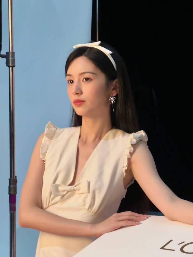 周也晒蝴蝶结写真 黑发粉唇演绎少女浪漫感 -1