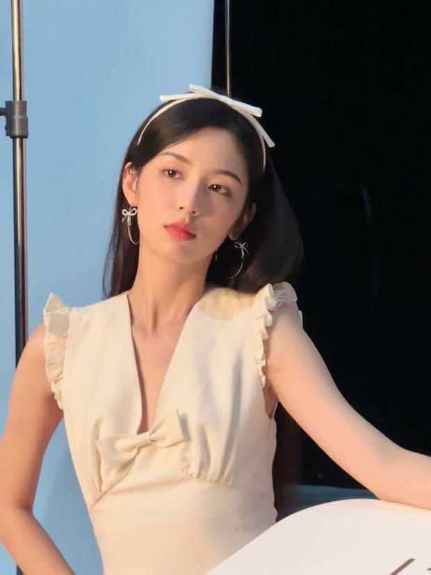 周也晒蝴蝶结写真 黑发粉唇演绎少女浪漫感 -2
