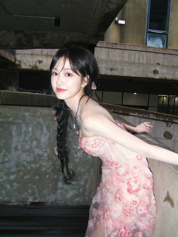 杨肸子晒夏日随拍 麻花辫造型青春感爆棚 -1