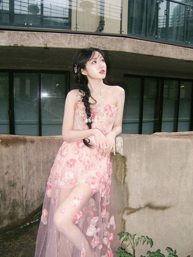 杨肸子晒夏日随拍 麻花辫造型青春感爆棚 -2