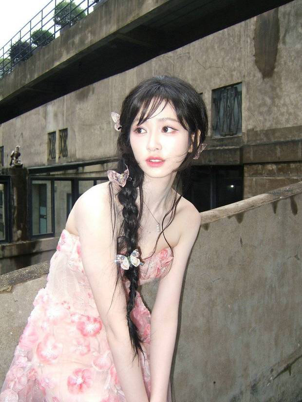 杨肸子晒夏日随拍 麻花辫造型青春感爆棚 -4