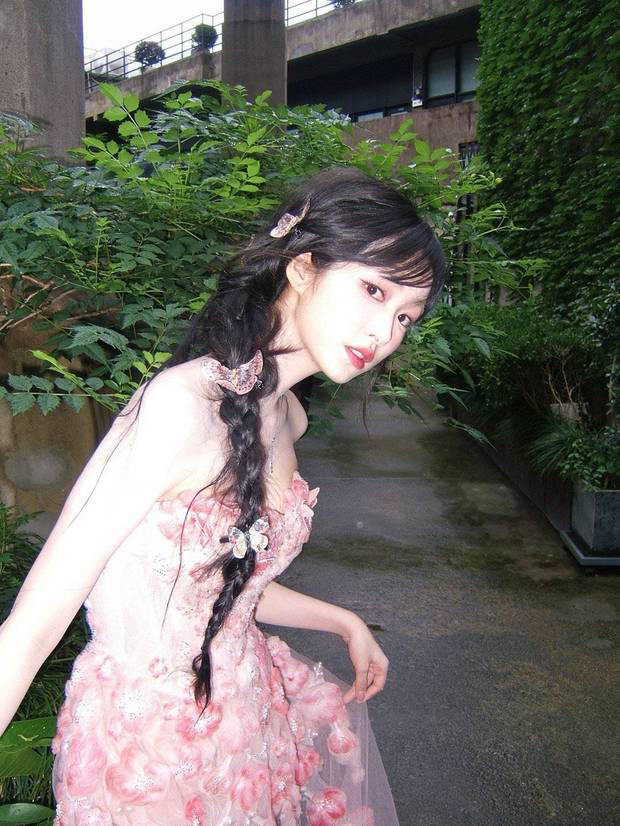 杨肸子晒夏日随拍 麻花辫造型青春感爆棚 -5