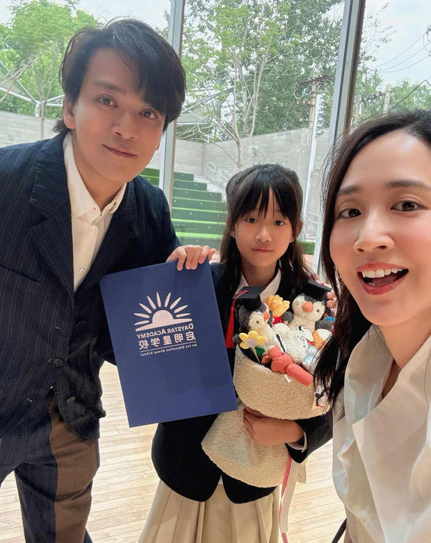 陈晓东西装革履现身女儿小学毕业典礼 状态年轻似哥哥 -2