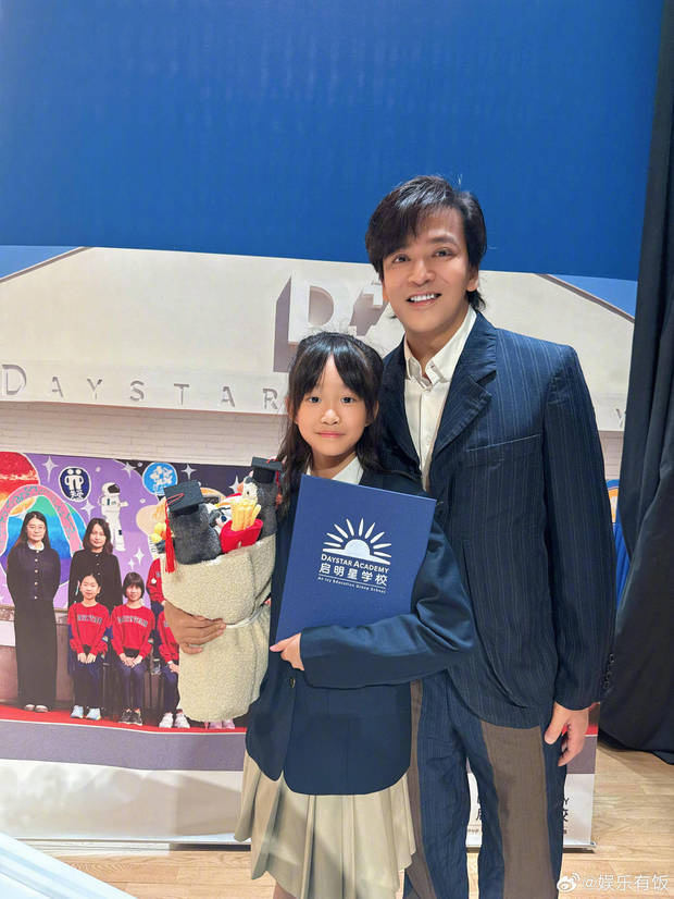 陈晓东西装革履现身女儿小学毕业典礼 状态年轻似哥哥 -3