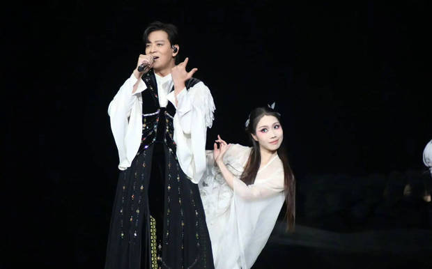陈晓东西装革履现身女儿小学毕业典礼 状态年轻似哥哥 -5