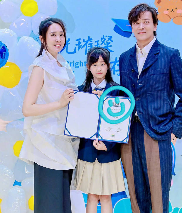 陈晓东西装革履现身女儿小学毕业典礼 状态年轻似哥哥 -1