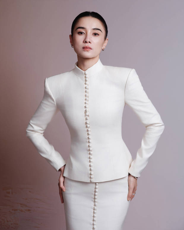 宋佳白礼服造型尽显成熟优雅，淡然眼神衬从容佳态 -6