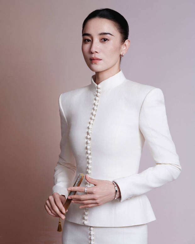 宋佳着白礼服，展现成熟优雅与从容风度
