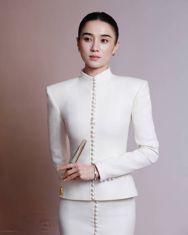 宋佳着白礼服，展现成熟优雅与从容风度