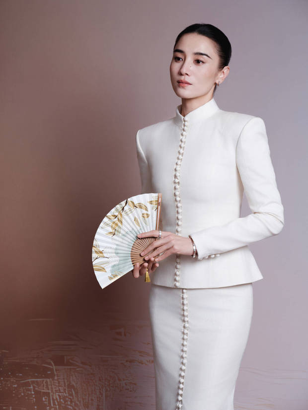 宋佳着白礼服，展现成熟优雅与从容风度