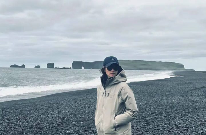 朱亚文携妻女冰岛度假 沈佳妮素颜出镜气质依旧在线 -2