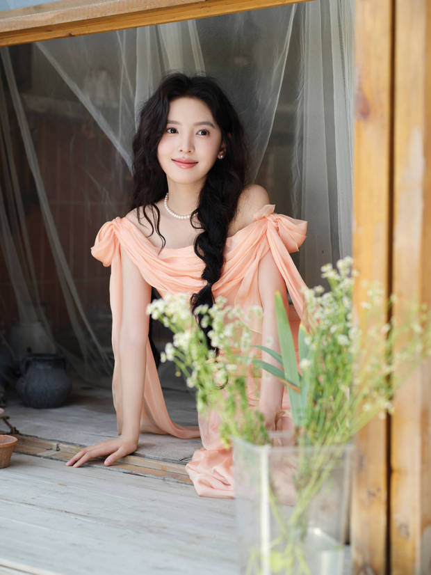 章若楠展现果汁少女风，双麻花辫搭配温柔笑眼，清纯气息满屏溢