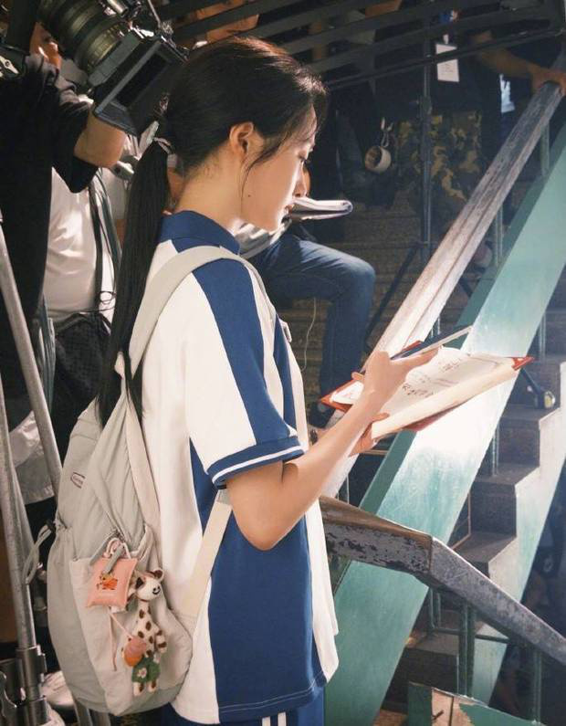 关晓彤晒新剧片场照，单马尾校服造型青春感爆棚 -4