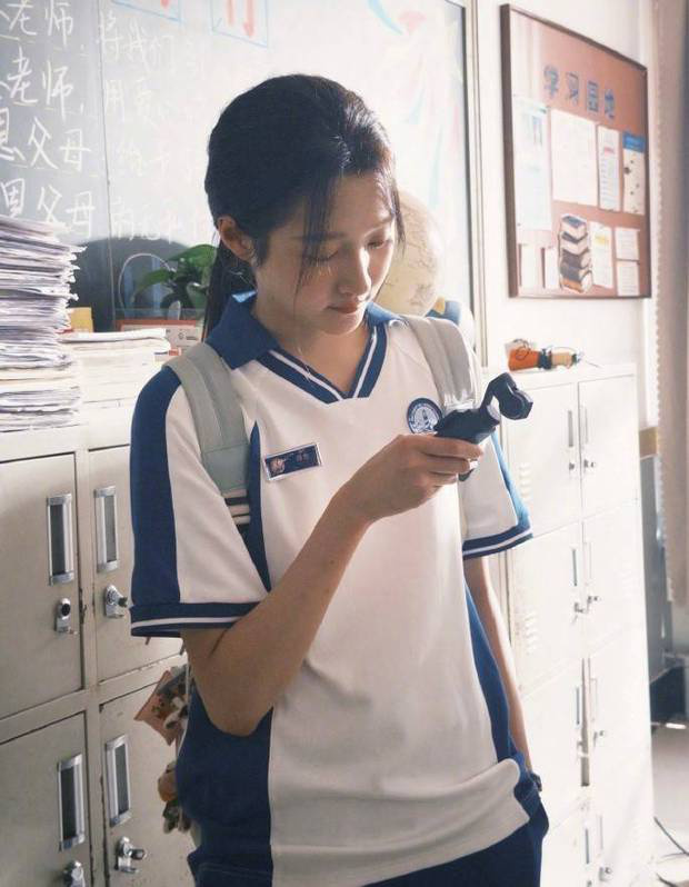 关晓彤晒新剧片场照，单马尾校服造型青春感爆棚 -3
