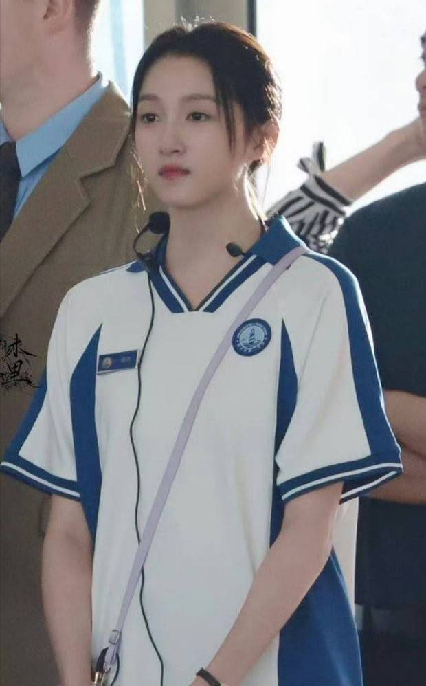 关晓彤晒新剧片场照，单马尾校服造型青春感爆棚 -5
