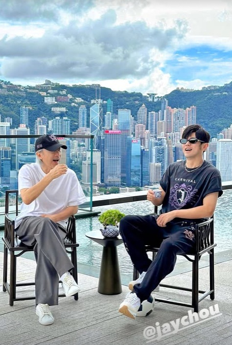 双周茶会！周杰伦脚踩足球同框周星驰 有合作？ -1