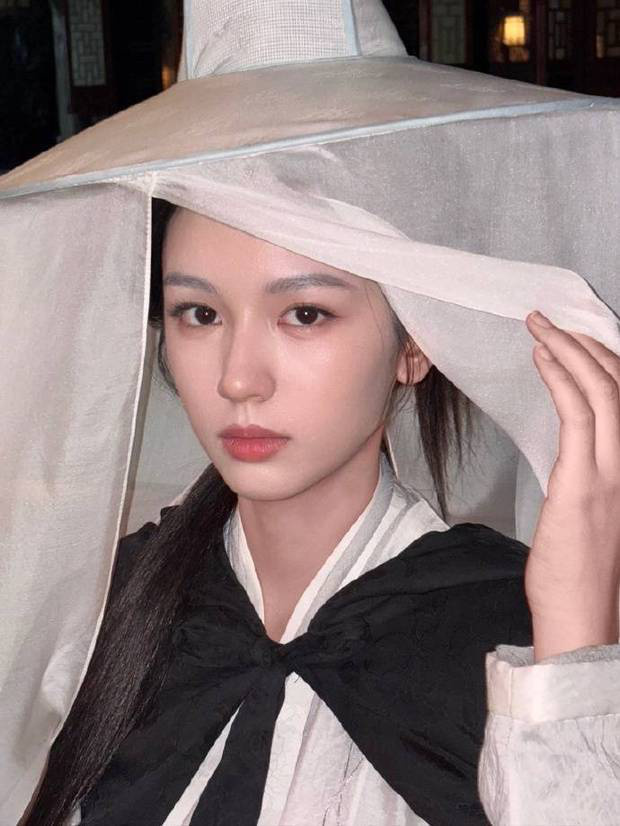 周也古装花絮九宫格氛围感拉满，从侠女到贵女切换自如尽显全能 -1