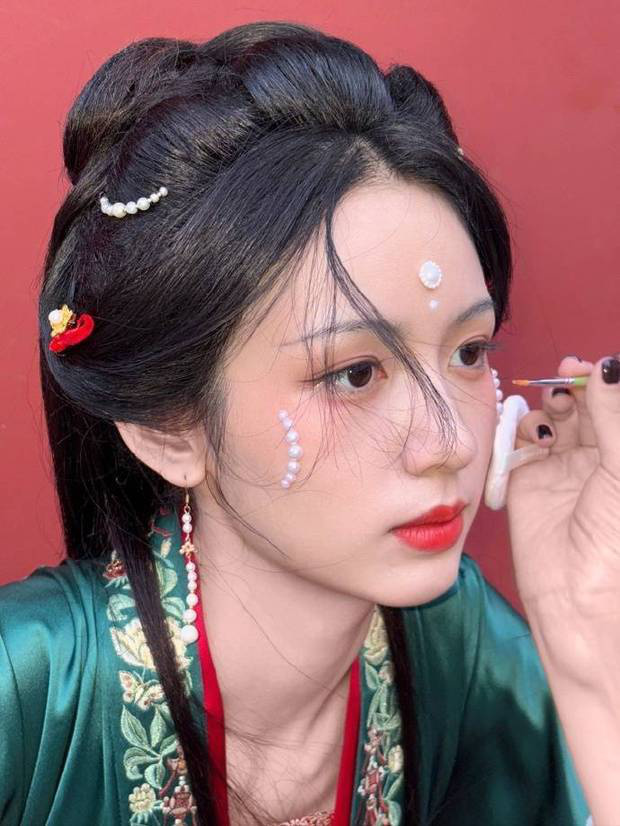 周也古装花絮九宫格氛围感拉满，从侠女到贵女切换自如尽显全能 -2