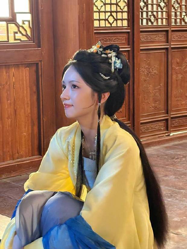 周也古装花絮九宫格氛围感拉满，从侠女到贵女切换自如尽显全能 -4
