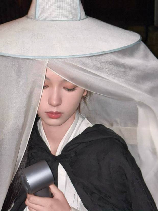 周也古装花絮九宫格氛围感拉满，从侠女到贵女切换自如尽显全能 -3
