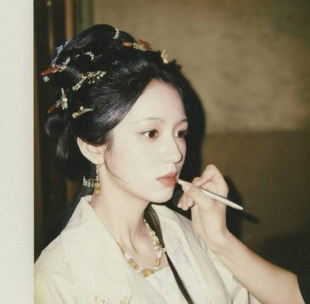 周也古装花絮九宫格氛围感拉满，从侠女到贵女切换自如尽显全能 -5