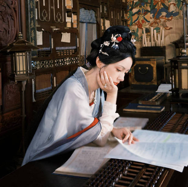 周也古装花絮九宫格氛围感拉满，从侠女到贵女切换自如尽显全能 -7