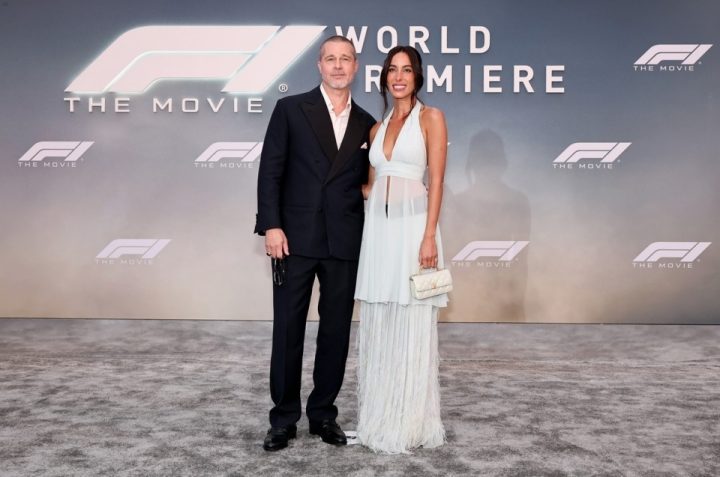 《F1：狂飙飞车》纽约全球首映礼，布拉德·皮特携小26岁女友亮相 -1