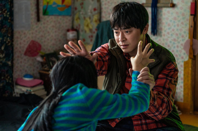 曹政奭《变成僵尸的女儿》曝预告 驯兽师驯养僵尸 -2