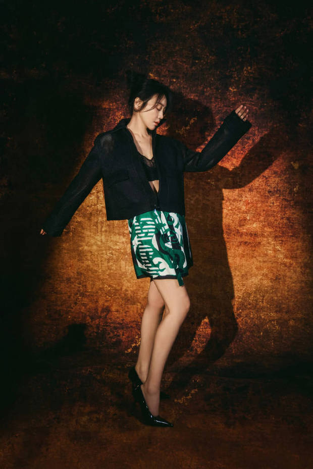 闫妮黑蕾丝透视装惊艳亮相 红唇魅惑展熟女风情 -2