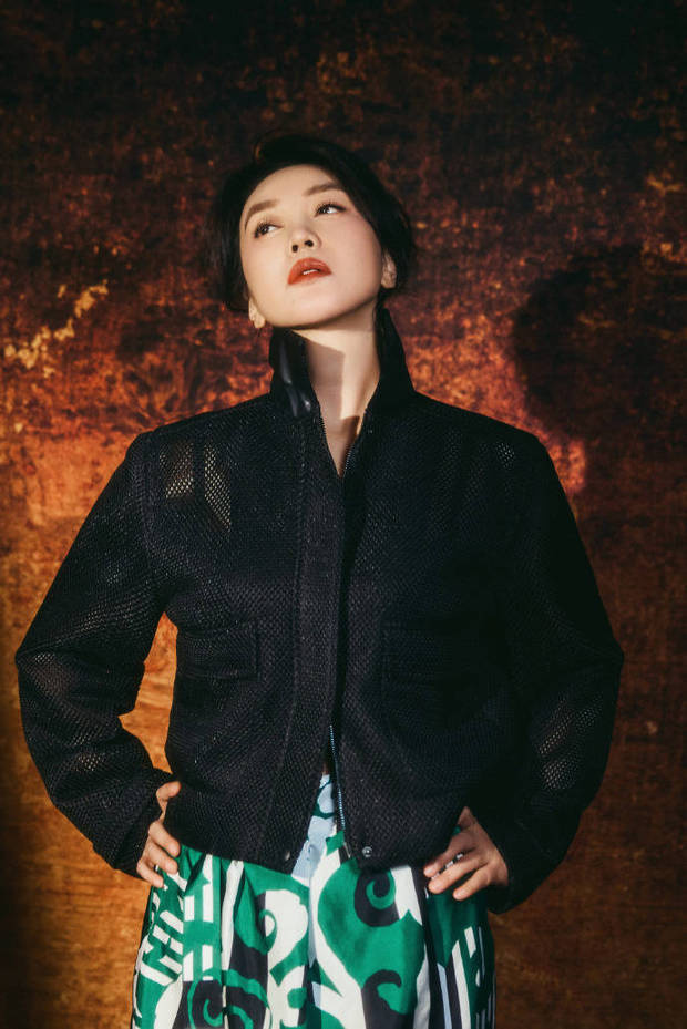 闫妮黑蕾丝透视装惊艳亮相 红唇魅惑展熟女风情 -7