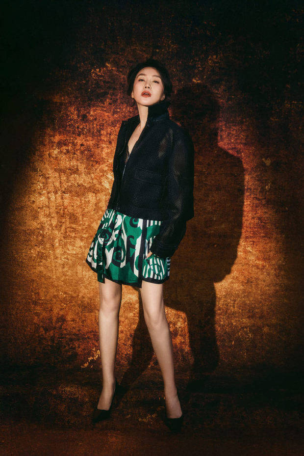 闫妮黑蕾丝透视装惊艳亮相 红唇魅惑展熟女风情 -8