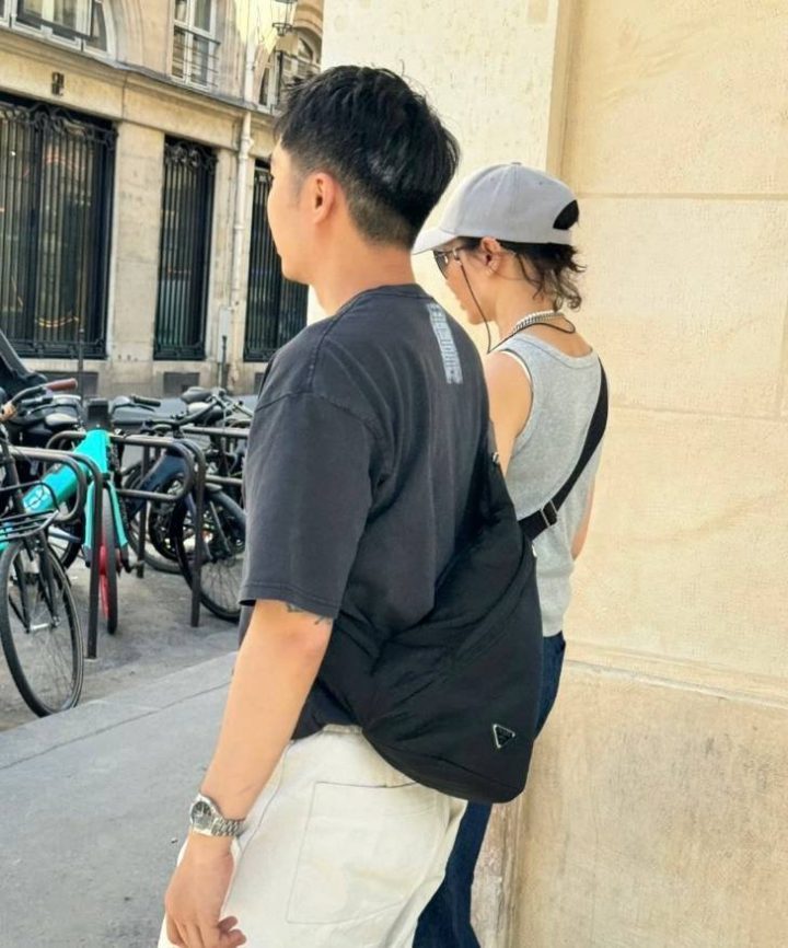 张曼玉巴黎歌剧院附近被偶遇，身形纤细少女感十足 -1
