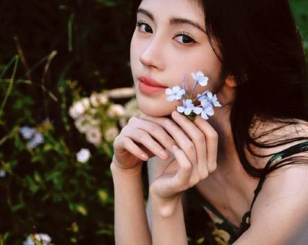 鞠婧祎穿墨绿色玫瑰长裙如画中人！吊带设计衬雪肌，清纯感溢出屏幕 -1