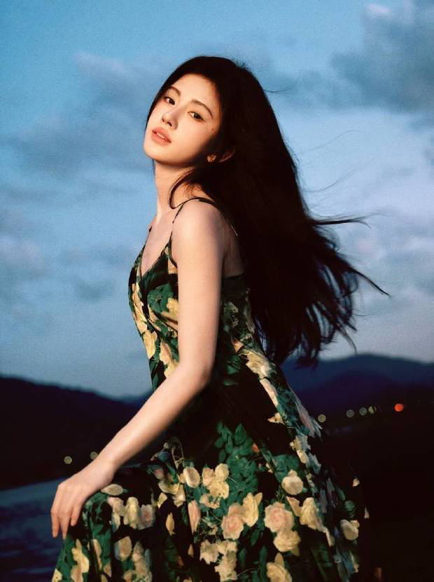鞠婧祎穿墨绿色玫瑰长裙如画中人！吊带设计衬雪肌，清纯感溢出屏幕 -3