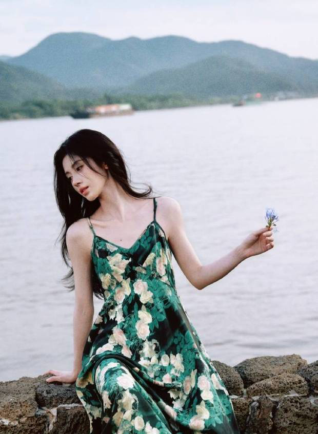 鞠婧祎穿墨绿色玫瑰长裙如画中人！吊带设计衬雪肌，清纯感溢出屏幕 -5