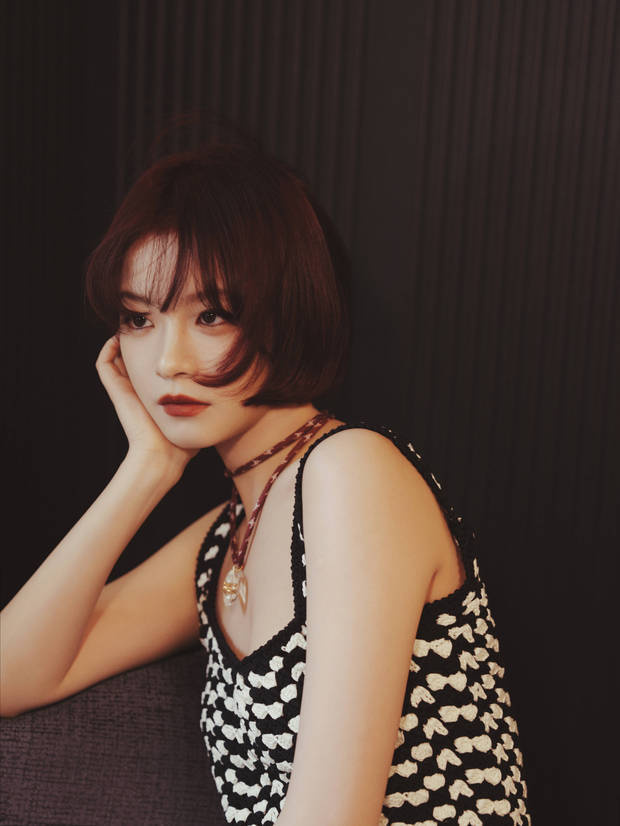 李庚希红发造型惊艳 吊带裙勾勒曼妙身姿展轻熟魅力 -2