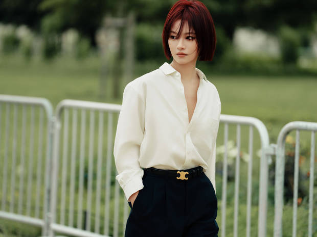 李庚希红发造型惊艳 吊带裙勾勒曼妙身姿展轻熟魅力 -7