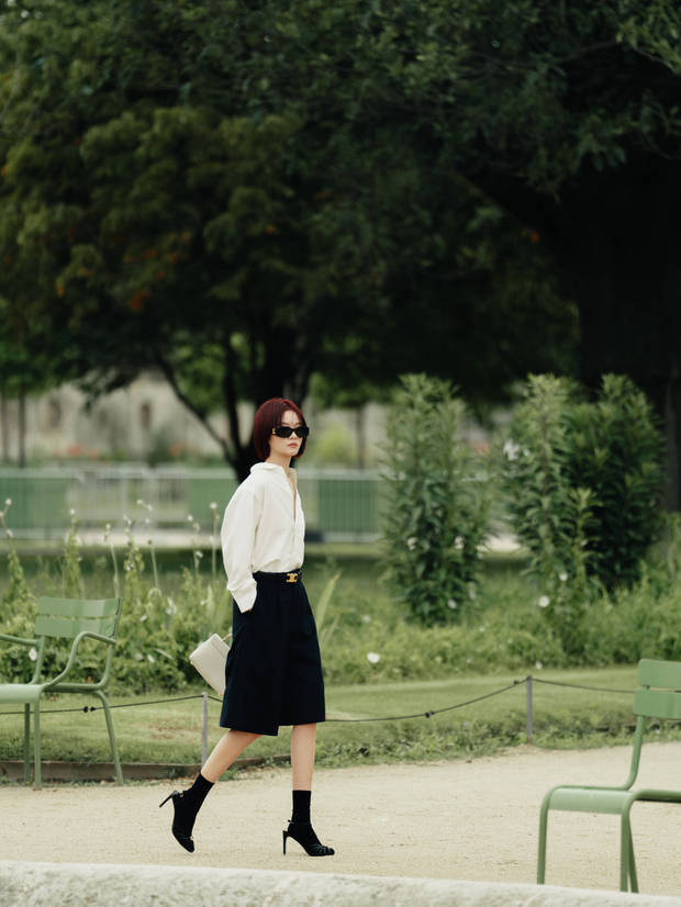 李庚希红发造型惊艳 吊带裙勾勒曼妙身姿展轻熟魅力 -6