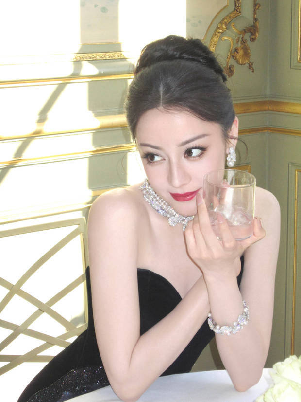 迪丽热巴黑玫瑰抹胸裙惊艳亮相 优雅气质尽显曼妙身姿 -3