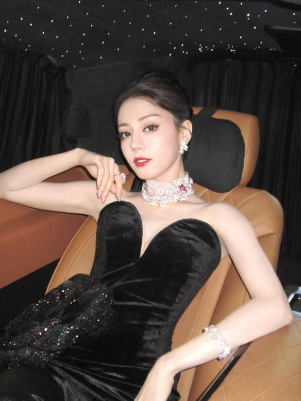 迪丽热巴黑玫瑰抹胸裙惊艳亮相 优雅气质尽显曼妙身姿 -2