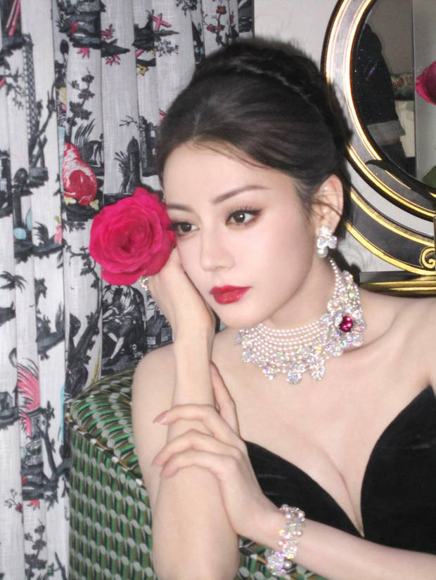 迪丽热巴黑玫瑰抹胸裙惊艳亮相 优雅气质尽显曼妙身姿 -6