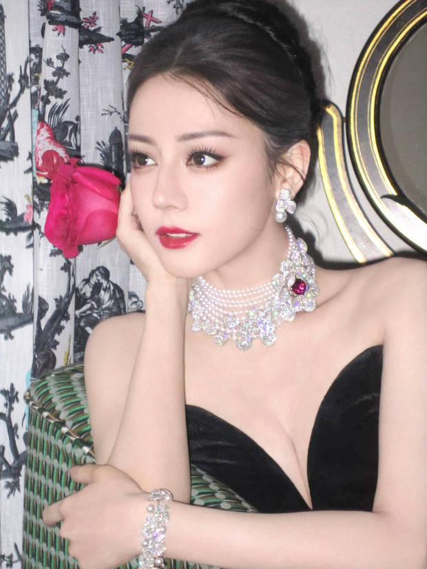 迪丽热巴黑玫瑰抹胸裙惊艳亮相 优雅气质尽显曼妙身姿 -5