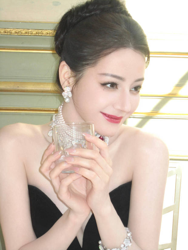 迪丽热巴黑玫瑰抹胸裙惊艳亮相 优雅气质尽显曼妙身姿 -4