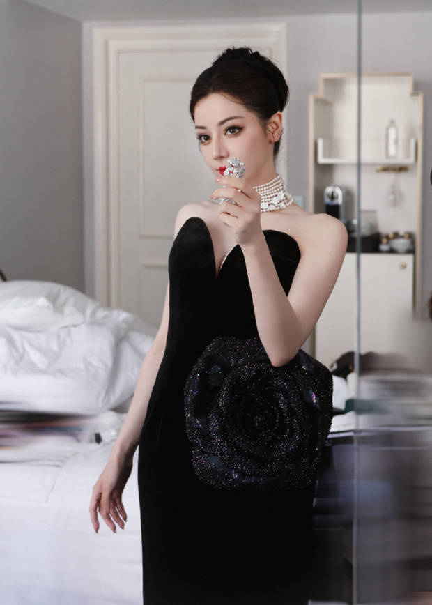 迪丽热巴黑玫瑰抹胸裙惊艳亮相 优雅气质尽显曼妙身姿 -8