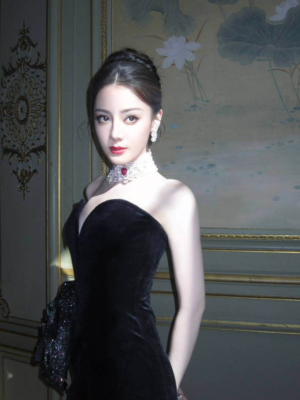 迪丽热巴黑玫瑰抹胸裙惊艳亮相 优雅气质尽显曼妙身姿 -9