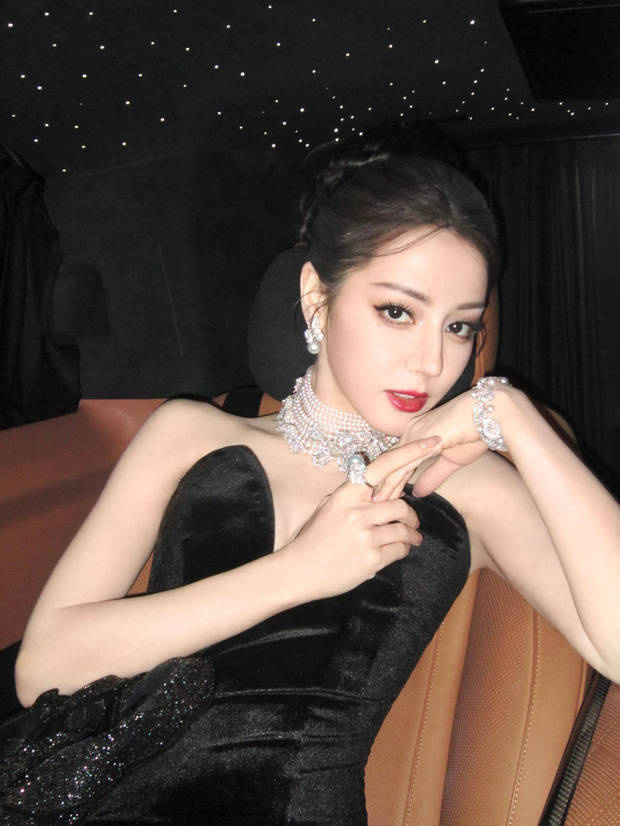 迪丽热巴黑玫瑰抹胸裙惊艳亮相 优雅气质尽显曼妙身姿 -7