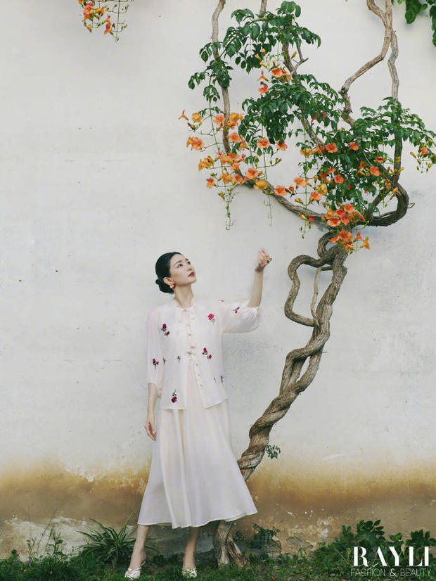 江疏影登杂志穿中式绣花裙，东方韵味尽显其中 -1