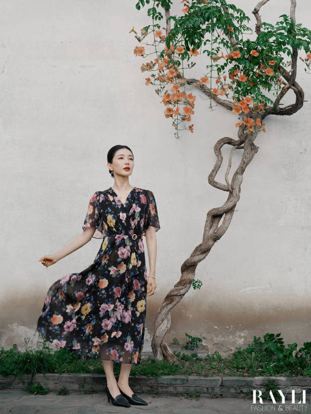 江疏影登杂志穿中式绣花裙，东方韵味尽显其中 -5