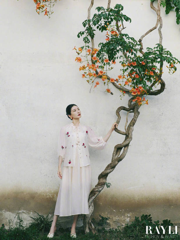江疏影登杂志穿中式绣花裙，东方韵味尽显其中 -8