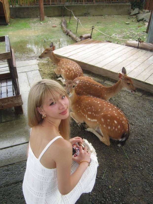 小S大女儿Elly晒金发海边美照 投喂卡皮巴拉心情大好 -4